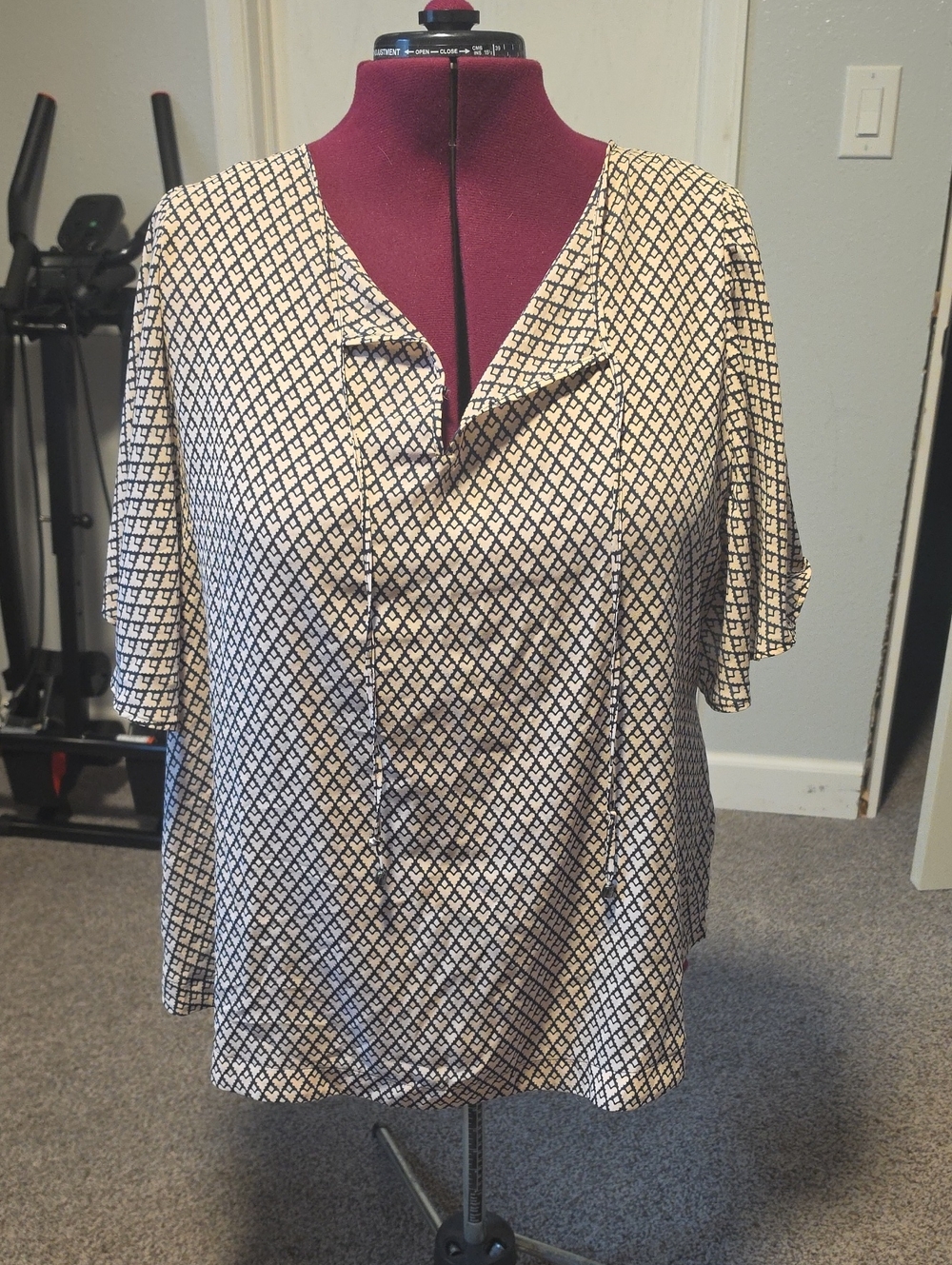 STYLUS Cream and Black Geometric V-Neck Short Sleeve Top 2x